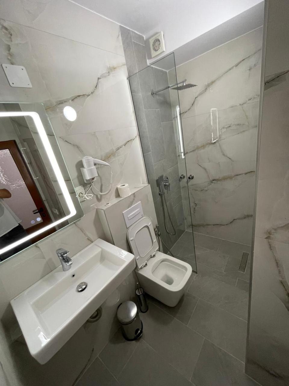 Hotel Belvedere Pogradec Kültér fotó